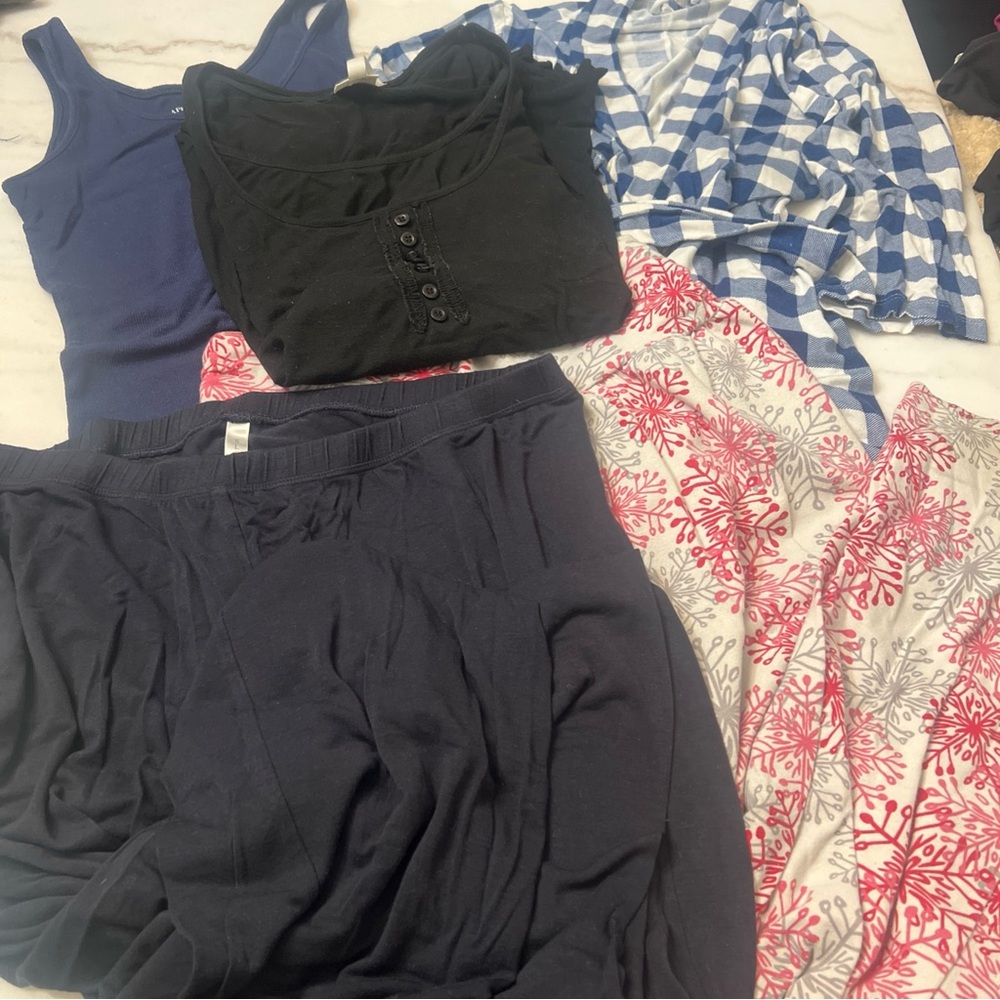 Lot Of 5 Maternity Sleepwear Robe Shirts Pants Size Small Stretchy Comfy Medium